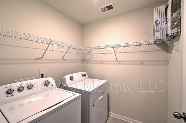 Building Photo - 572 Yellow Fox Rd