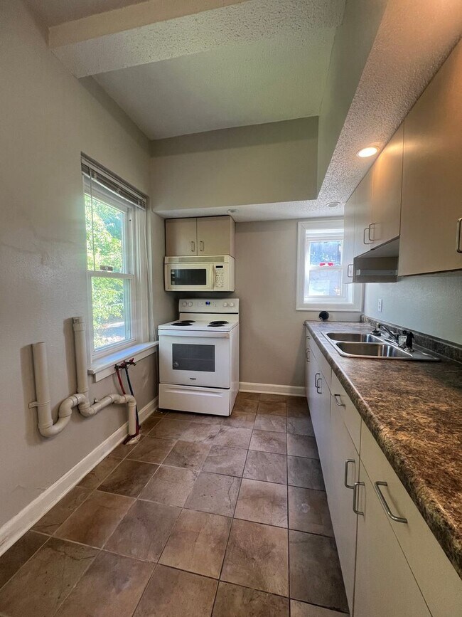 Building Photo - 602 3rd Ave N