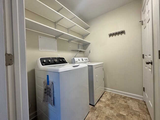 Building Photo - Beautiful, Conveninetly located First Floor Condo