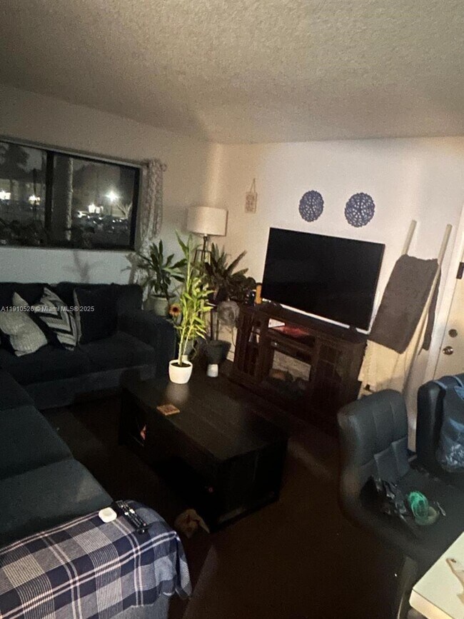 Building Photo - 351 Palm Way