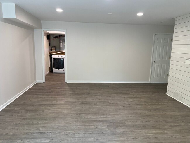 Building Photo - Beautiful Home, Mid-Island in Yacht Cove!