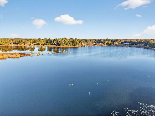 Building Photo - Lakefront 4-Bedroom Home for Rent in Beautiful Umatilla, FL