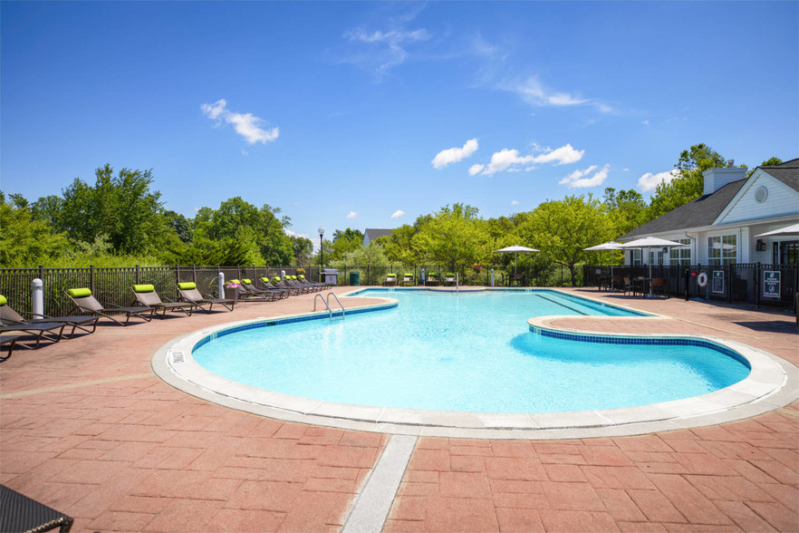 Building Photo - Willow Grove Apartment Homes