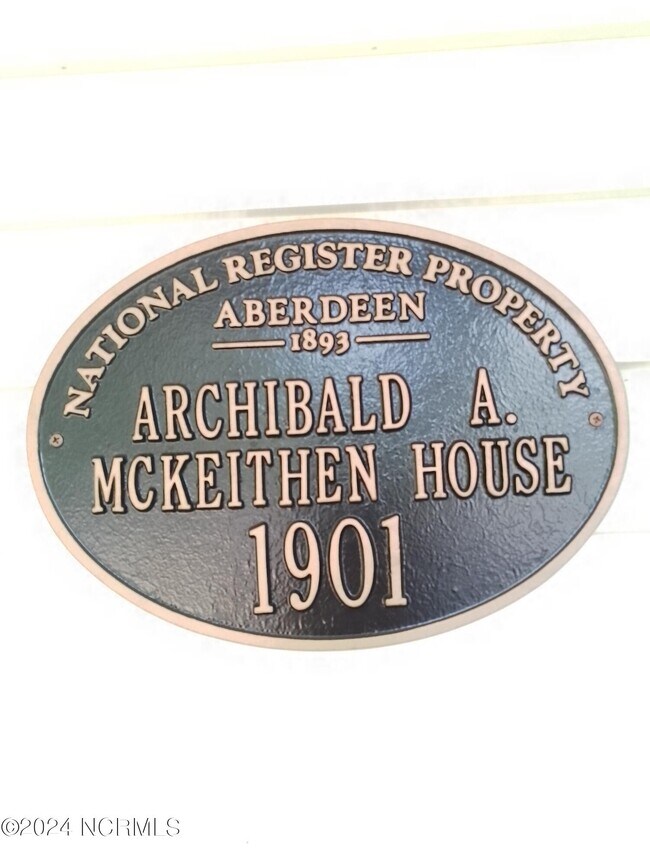 Building Photo - 407 E Main St