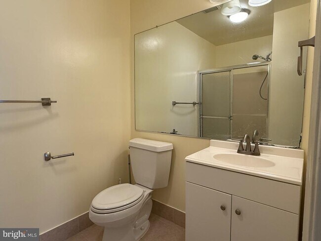 Building Photo - 901 Waters Edge Dr