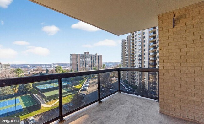 Building Photo - 307 Yoakum Pkwy