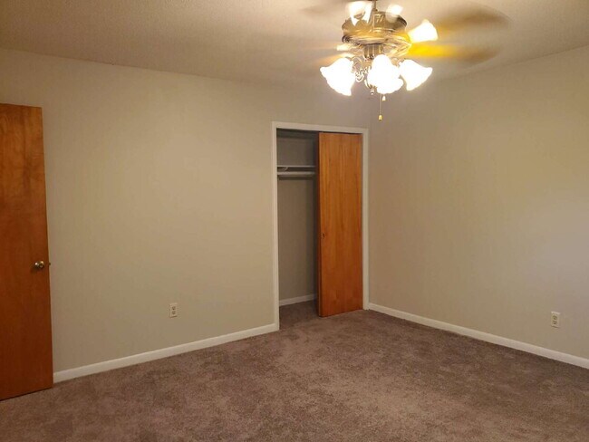 Building Photo - "Spacious 5-Bedroom Retreat with 3 Full Baths in Huntsville – Your Perfect Family Home Awaits!"
