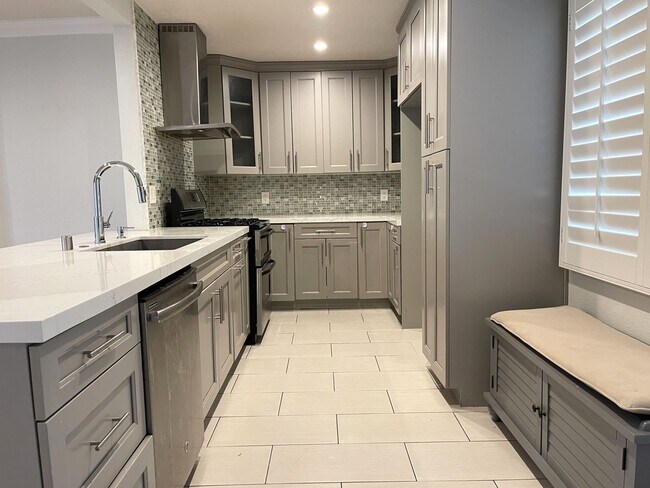 Building Photo - Luxurious Retreat: Stylish 3 Bed, 3 Bath Home in Granada Hills