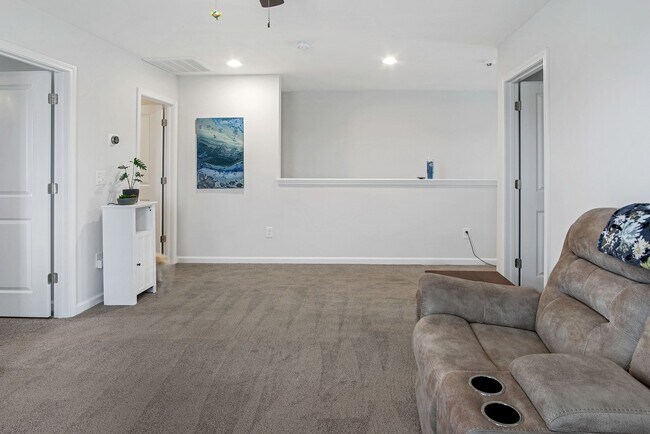 Building Photo - Glenmoor 3BR/2BA – Minutes from Downtown C...