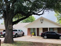 Building Photo - Spacious 4/4 House with Yard in the Baylor...