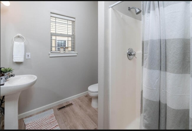 Building Photo - 21328 Oakview Dr