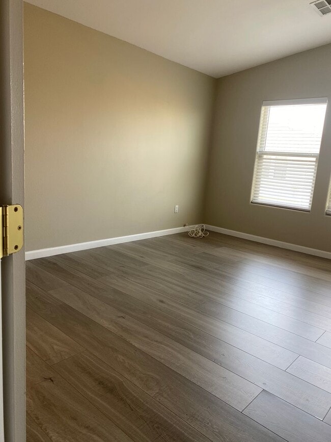 Building Photo - Remarkable totally renovated 2bed 2bath townhome is SW Las Vegas