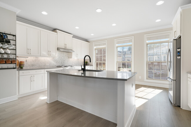 Building Photo - 7906 Laurel Crest Dr
