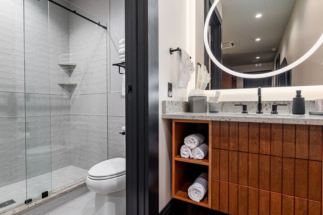 Building Photo - 1011 Canal St