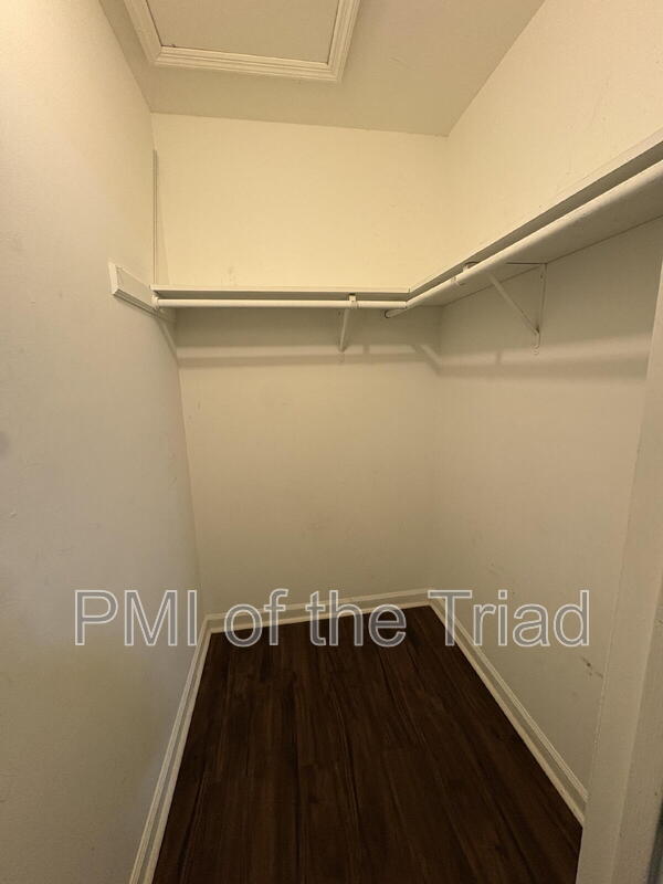 Building Photo - 1600 Oak Croft St
