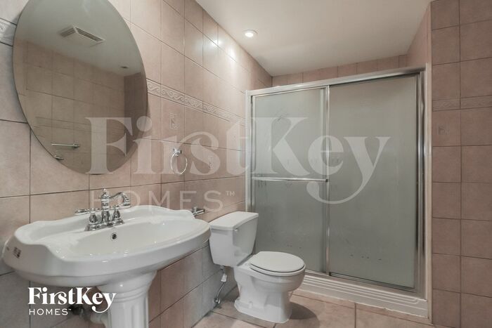 Building Photo - 135 Oriole Rd