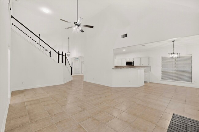 Building Photo - 817 Edmonton Dr