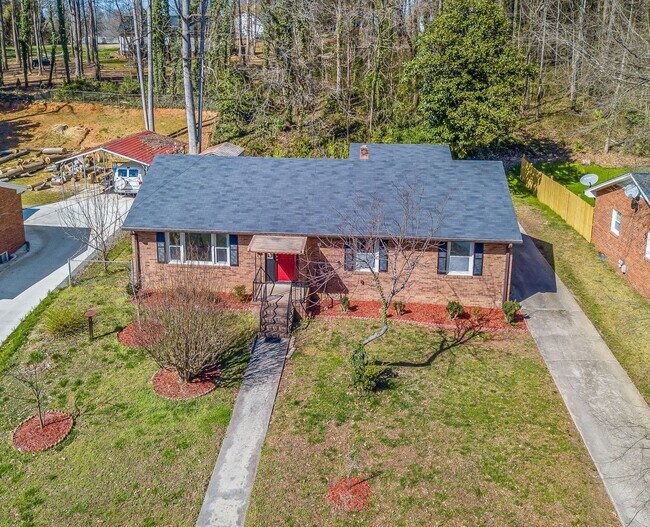Building Photo - Introducing a newly renovated 3 bedroom, 2...