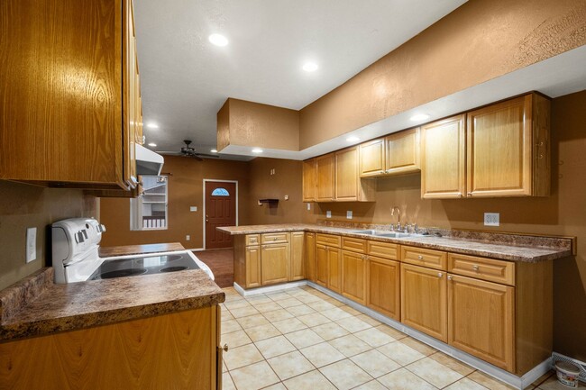 Building Photo - Cozy 1 Bedroom in McKeesport available May...