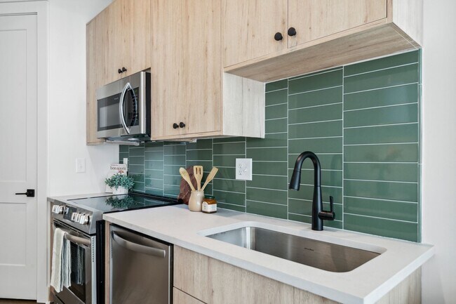 Building Photo - Designer Townhome Walking Distance to Summ...