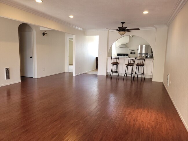 Building Photo - Beautiful Second Floor Condo in Great Area!