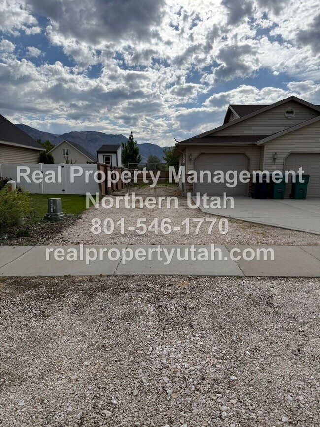 Building Photo - 3 Bedroom 2 Bath Home Now Available!