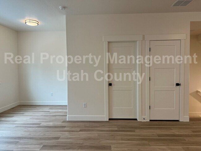 Building Photo - Newer American Fork Townhouse