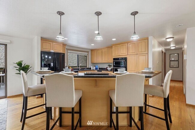 Building Photo - Oversized 4 Bedroom 3 Bathroom Home- Picni...