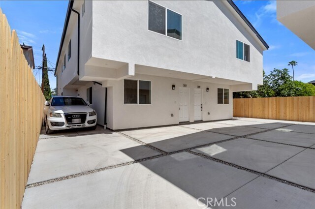 Building Photo - 703 W 80th St