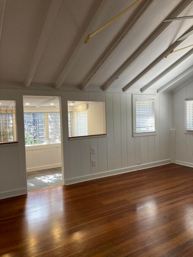 Building Photo - 824 35th St