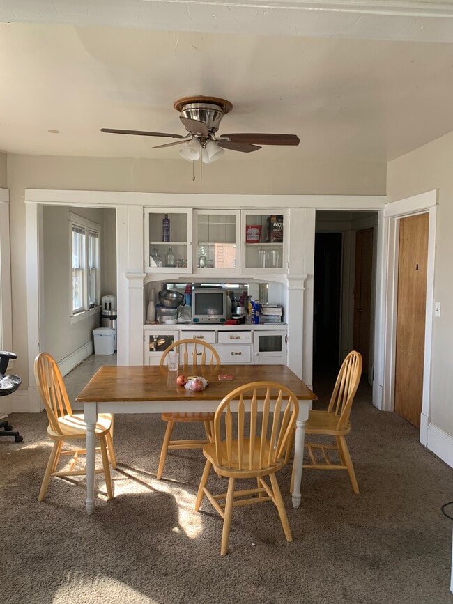 Building Photo - 816 University Ave SE