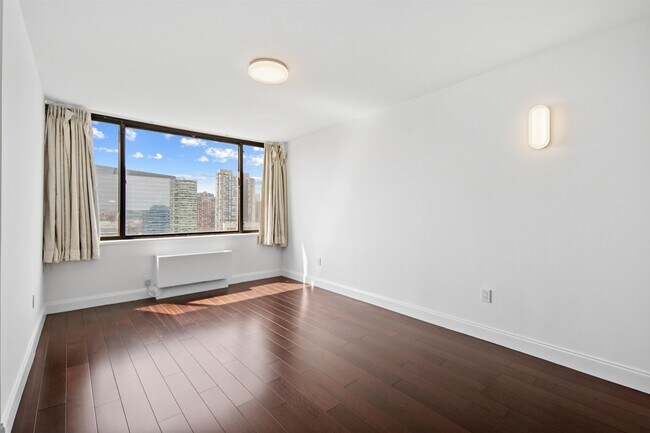Building Photo - 45 River Dr S