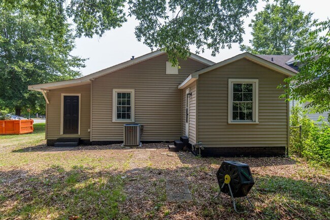 Building Photo - 1320 W Friendly Ave