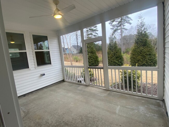 Building Photo - AVAILABLE NOW-BEAUTIFUL 4 BEDROOM 4 BATH H...