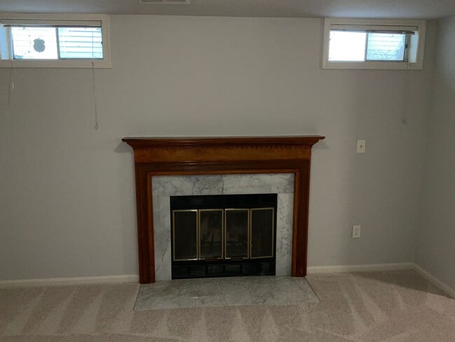 Building Photo - Very clean and well maintained 3BR 2.5BA single family home with large rear deck and 1 car garage