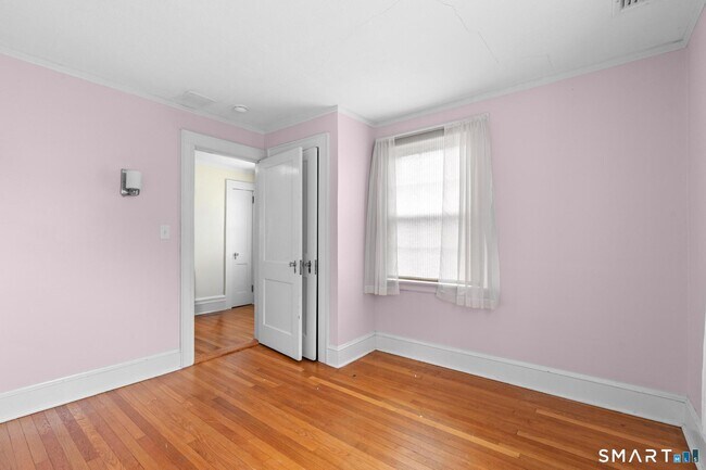 Building Photo - 12 Middlefield Dr