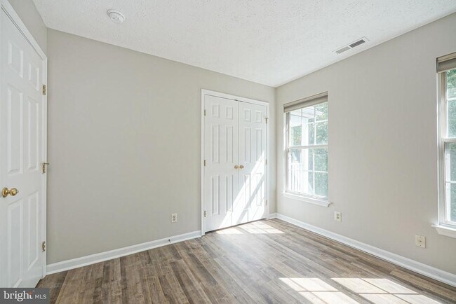 Building Photo - 95 Eldon Way