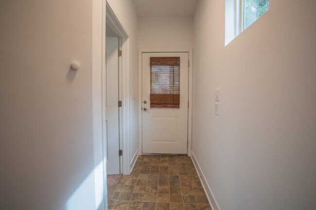 Building Photo - 1032 Skyline View Way