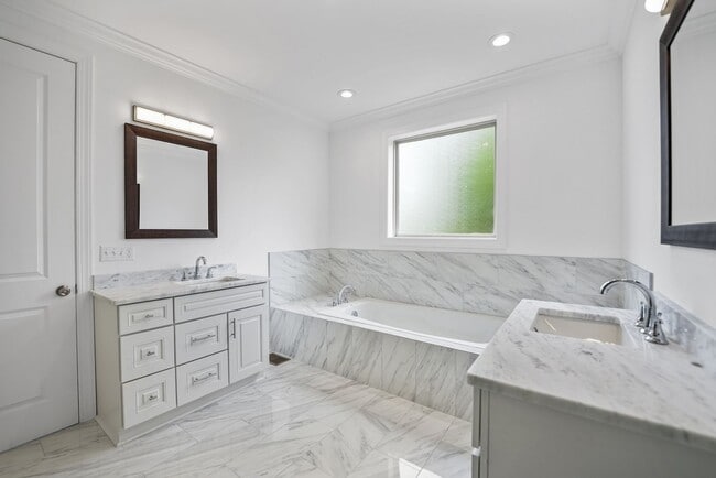 Building Photo - Newer Custom Brick Home in Lebanon