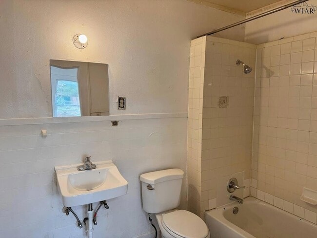 Building Photo - 1818 Collins Ave