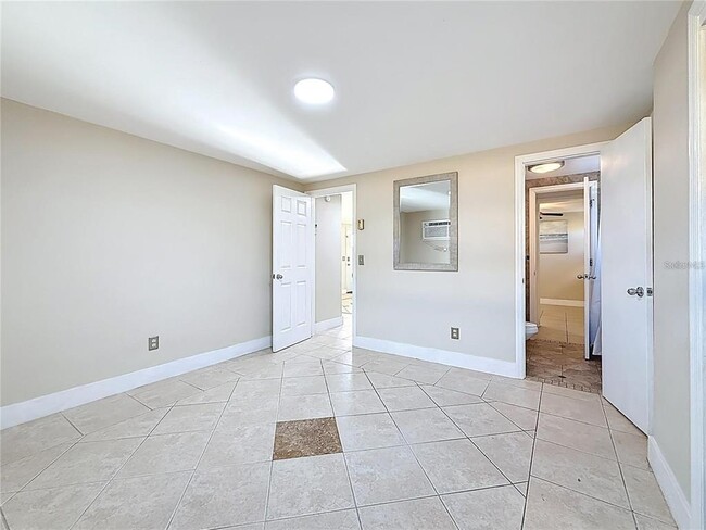 Building Photo - 2600 N Paula Dr