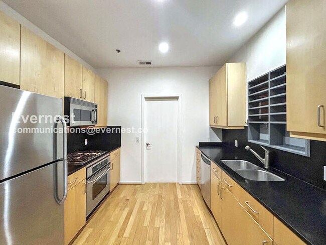 Building Photo - 415 S Front St