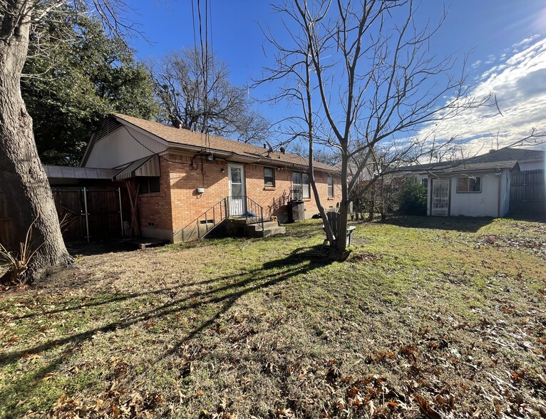 Spacious backyard, ready for BBQ's this summer! - 1848 Swan Dr