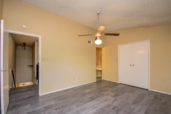 Building Photo - 10615 Briar Forest Dr