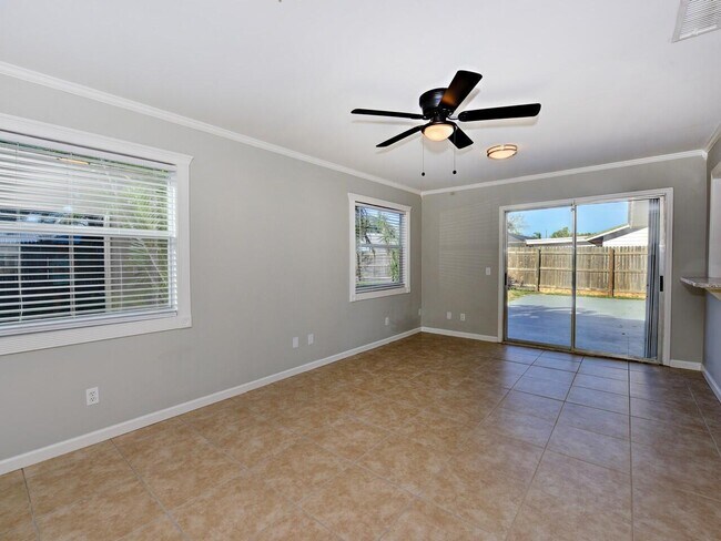 Building Photo - 598 NE Maranta Terrado