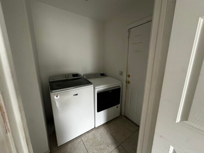 Building Photo - 31675 Victor Rd