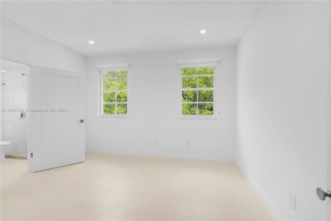 Building Photo - 3215 NE 184th St