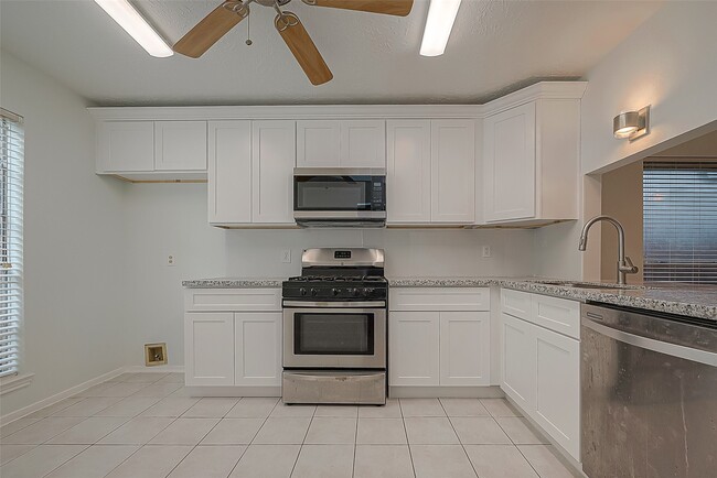 Building Photo - 4431 Duesenberg Dr