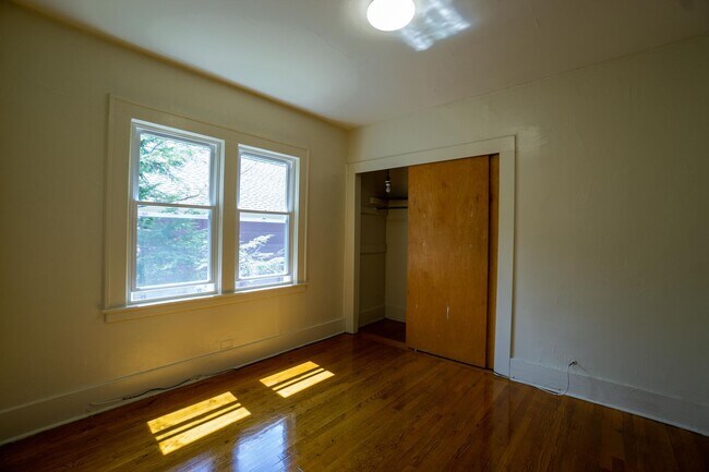 Building Photo - Bright 4 Bedroom Flat With Off Street Park...