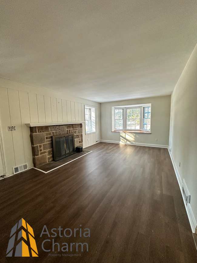 Building Photo - Desirable 4 Bedroom 2.5 Bath + Den Home in...